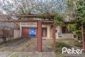 Casa à venda com 248m², 3 dormitórios, 1 suíte, 4 vagas, no bairro Ipanema em Porto Alegre