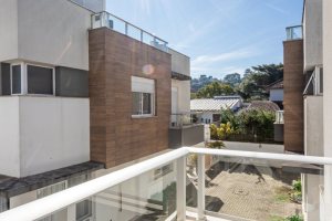 Casa em Condomínio à venda com 154m², 3 dormitórios, 3 suítes, 2 vagas, no bairro Vila Assunção em Porto Alegre