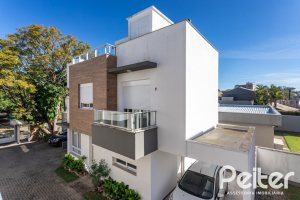 Casa em Condomínio à venda com 154m², 3 dormitórios, 3 suítes, 2 vagas, no bairro Vila Assunção em Porto Alegre