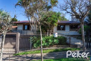 Casa à venda com 265m², 3 dormitórios, 1 suíte, 2 vagas, no bairro Vila Assunção em Porto Alegre