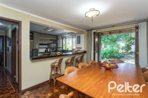 Casa à venda com 265m², 3 dormitórios, 1 suíte, 2 vagas, no bairro Vila Assunção em Porto Alegre