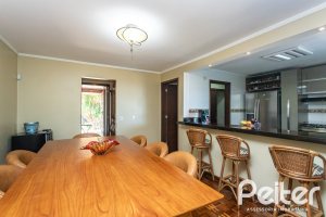 Casa à venda com 265m², 3 dormitórios, 1 suíte, 2 vagas, no bairro Vila Assunção em Porto Alegre