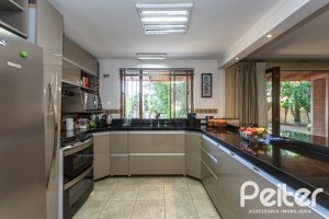 Casa à venda com 265m², 3 dormitórios, 1 suíte, 2 vagas, no bairro Vila Assunção em Porto Alegre