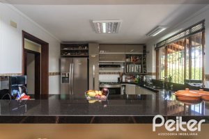 Casa à venda com 265m², 3 dormitórios, 1 suíte, 2 vagas, no bairro Vila Assunção em Porto Alegre