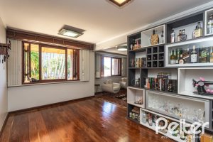 Casa à venda com 265m², 3 dormitórios, 1 suíte, 2 vagas, no bairro Vila Assunção em Porto Alegre