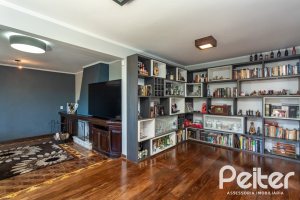 Casa à venda com 265m², 3 dormitórios, 1 suíte, 2 vagas, no bairro Vila Assunção em Porto Alegre