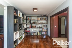 Casa à venda com 265m², 3 dormitórios, 1 suíte, 2 vagas, no bairro Vila Assunção em Porto Alegre
