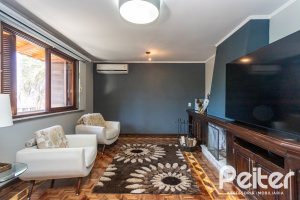 Casa à venda com 265m², 3 dormitórios, 1 suíte, 2 vagas, no bairro Vila Assunção em Porto Alegre