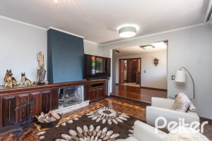 Casa à venda com 265m², 3 dormitórios, 1 suíte, 2 vagas, no bairro Vila Assunção em Porto Alegre