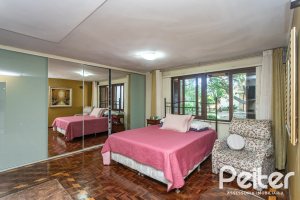 Casa à venda com 265m², 3 dormitórios, 1 suíte, 2 vagas, no bairro Vila Assunção em Porto Alegre