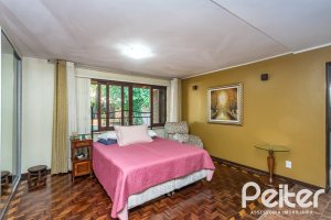 Casa à venda com 265m², 3 dormitórios, 1 suíte, 2 vagas, no bairro Vila Assunção em Porto Alegre