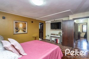 Casa à venda com 265m², 3 dormitórios, 1 suíte, 2 vagas, no bairro Vila Assunção em Porto Alegre