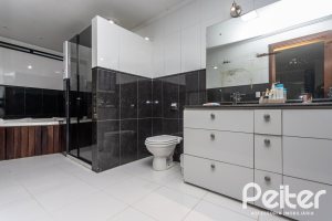 Casa à venda com 265m², 3 dormitórios, 1 suíte, 2 vagas, no bairro Vila Assunção em Porto Alegre
