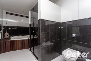 Casa à venda com 265m², 3 dormitórios, 1 suíte, 2 vagas, no bairro Vila Assunção em Porto Alegre
