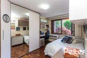 Casa à venda com 265m², 3 dormitórios, 1 suíte, 2 vagas, no bairro Vila Assunção em Porto Alegre