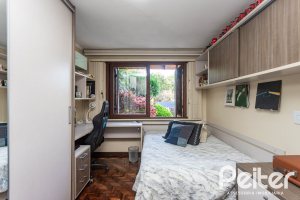 Casa à venda com 265m², 3 dormitórios, 1 suíte, 2 vagas, no bairro Vila Assunção em Porto Alegre