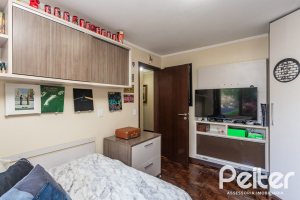 Casa à venda com 265m², 3 dormitórios, 1 suíte, 2 vagas, no bairro Vila Assunção em Porto Alegre