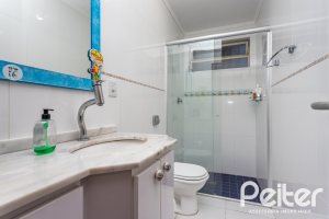 Casa à venda com 265m², 3 dormitórios, 1 suíte, 2 vagas, no bairro Vila Assunção em Porto Alegre