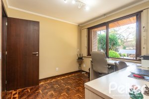 Casa à venda com 265m², 3 dormitórios, 1 suíte, 2 vagas, no bairro Vila Assunção em Porto Alegre