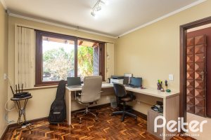 Casa à venda com 265m², 3 dormitórios, 1 suíte, 2 vagas, no bairro Vila Assunção em Porto Alegre