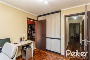 Casa à venda com 265m², 3 dormitórios, 1 suíte, 2 vagas, no bairro Vila Assunção em Porto Alegre