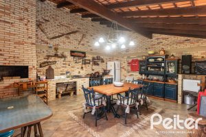 Casa à venda com 265m², 3 dormitórios, 1 suíte, 2 vagas, no bairro Vila Assunção em Porto Alegre
