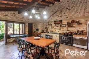 Casa à venda com 265m², 3 dormitórios, 1 suíte, 2 vagas, no bairro Vila Assunção em Porto Alegre