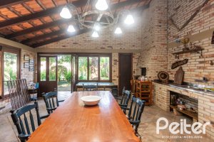 Casa à venda com 265m², 3 dormitórios, 1 suíte, 2 vagas, no bairro Vila Assunção em Porto Alegre