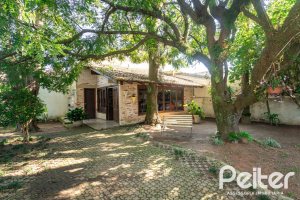 Casa à venda com 265m², 3 dormitórios, 1 suíte, 2 vagas, no bairro Vila Assunção em Porto Alegre