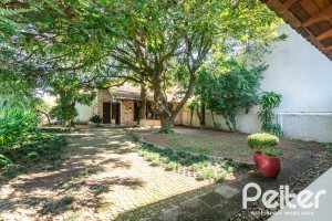Casa à venda com 265m², 3 dormitórios, 1 suíte, 2 vagas, no bairro Vila Assunção em Porto Alegre