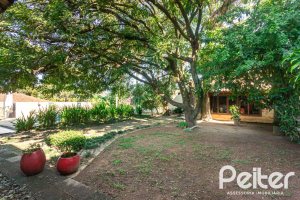 Casa à venda com 265m², 3 dormitórios, 1 suíte, 2 vagas, no bairro Vila Assunção em Porto Alegre