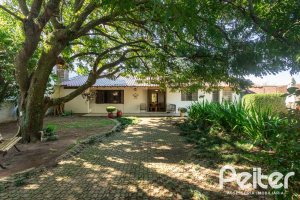 Casa à venda com 265m², 3 dormitórios, 1 suíte, 2 vagas, no bairro Vila Assunção em Porto Alegre