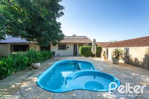Casa à venda com 265m², 3 dormitórios, 1 suíte, 2 vagas, no bairro Vila Assunção em Porto Alegre