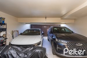 Casa à venda com 265m², 3 dormitórios, 1 suíte, 2 vagas, no bairro Vila Assunção em Porto Alegre