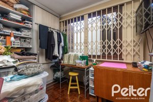 Casa à venda com 265m², 3 dormitórios, 1 suíte, 2 vagas, no bairro Vila Assunção em Porto Alegre