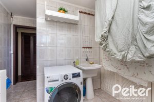 Casa à venda com 265m², 3 dormitórios, 1 suíte, 2 vagas, no bairro Vila Assunção em Porto Alegre