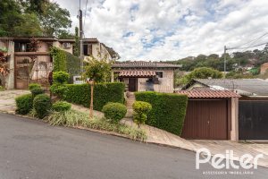 Casa à venda com 338m², 4 dormitórios, 1 suíte, 2 vagas, no bairro Vila Conceição em Porto Alegre