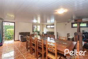 Casa à venda com 338m², 4 dormitórios, 1 suíte, 2 vagas, no bairro Vila Conceição em Porto Alegre