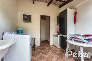 Casa à venda com 338m², 4 dormitórios, 1 suíte, 2 vagas, no bairro Vila Conceição em Porto Alegre