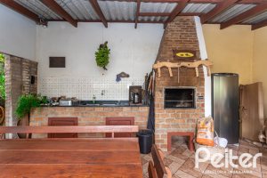 Casa à venda com 338m², 4 dormitórios, 1 suíte, 2 vagas, no bairro Vila Conceição em Porto Alegre