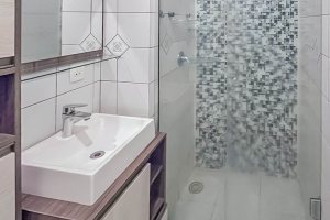 Casa em Condomínio à venda com 117m², 3 dormitórios, 1 suíte, 2 vagas, no bairro Vila Nova em PORTO ALEGRE