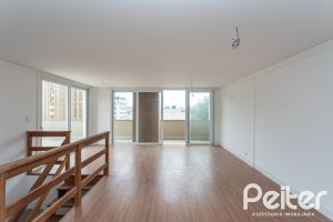 Cobertura à venda com 144m², 3 dormitórios, 1 suíte, 2 vagas, no bairro Menino Deus em Porto Alegre