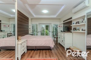 Casa em Condomínio à venda com 296m², 3 dormitórios, 1 suíte, 4 vagas, no bairro Terra Ville em PORTO ALEGRE