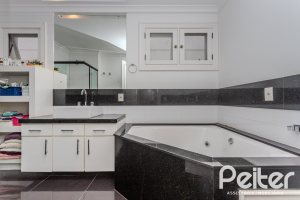 Casa em Condomínio à venda com 296m², 3 dormitórios, 1 suíte, 4 vagas, no bairro Terra Ville em PORTO ALEGRE