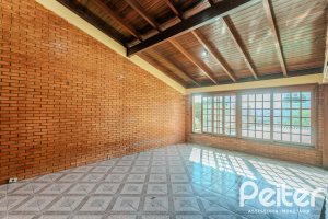 Casa à venda com 302m², 3 dormitórios, 1 suíte, 2 vagas, no bairro Espírito Santo em Porto Alegre