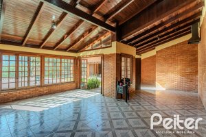 Casa à venda com 302m², 3 dormitórios, 1 suíte, 2 vagas, no bairro Espírito Santo em Porto Alegre