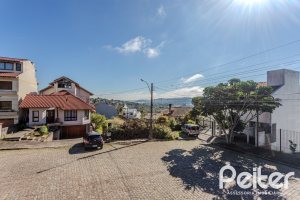 Casa à venda com 302m², 3 dormitórios, 1 suíte, 2 vagas, no bairro Espírito Santo em Porto Alegre