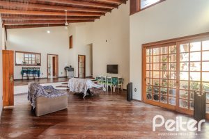 Casa à venda com 302m², 3 dormitórios, 1 suíte, 2 vagas, no bairro Espírito Santo em Porto Alegre