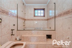 Casa à venda com 302m², 3 dormitórios, 1 suíte, 2 vagas, no bairro Espírito Santo em Porto Alegre