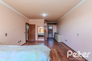 Casa à venda com 302m², 3 dormitórios, 1 suíte, 2 vagas, no bairro Espírito Santo em Porto Alegre